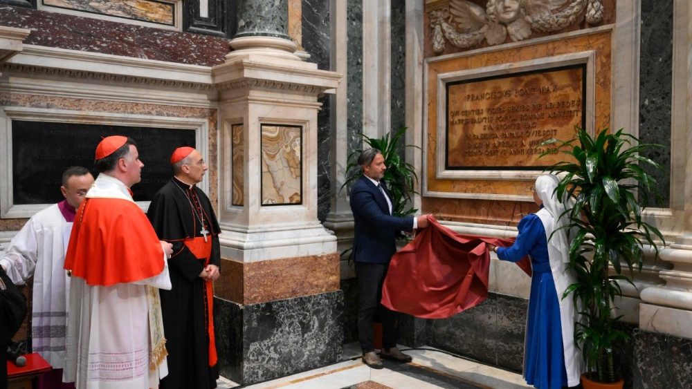 2026.04.21 Card. Re Rosario e S.Messa in occasione dell'Anniversario della morte di Papa Francesco