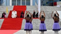 V torek, 21. aprila 2026, popoldan se je papež Leon XIV. na univerzitetnem kampusu Nacionalne univerze Ekvatorialne Gvineje v Malabu, srečal s predstavniki sveta kulture. 
