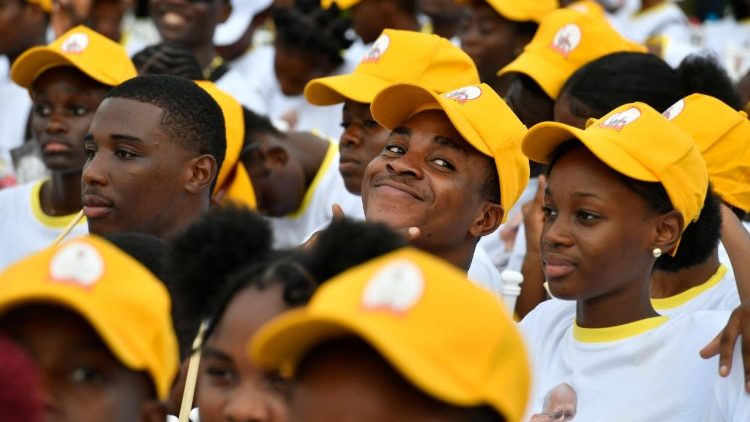 Des jeunes venues pour la rencontre du monde de la culture au campus universitaire L&eacute;on XIV de l'Universit&eacute; nationale de Malabo