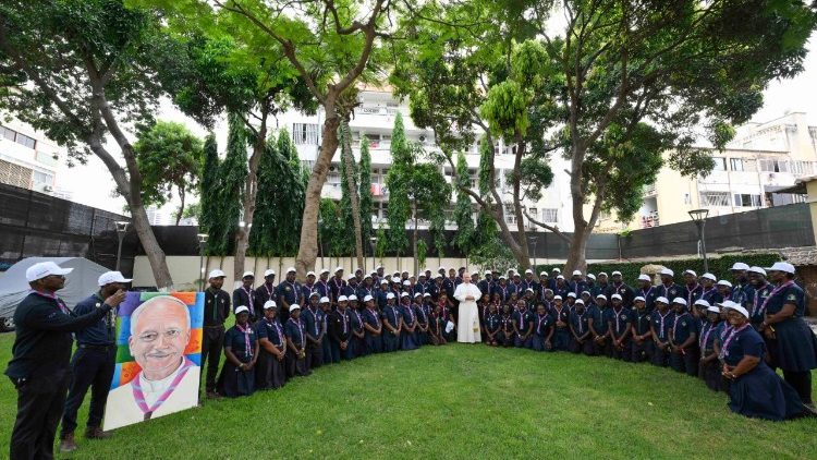 O Papa com escuteiros-as nos jardins da Nunciatura Apost&oacute;lica, em Luanda.