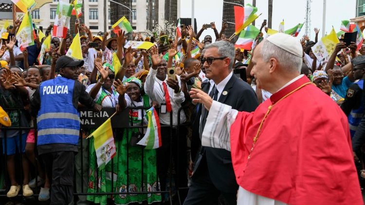 Papa akisalimia wanachuo wa Guinea ya Ikweta