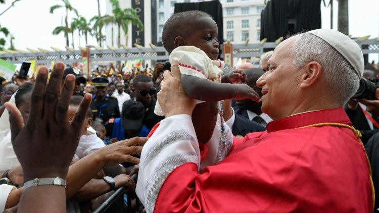  El Papa saluda a los fieles presentes y bendice a un ni&ntilde;o fuera del Palacio Presidencial del Malabo