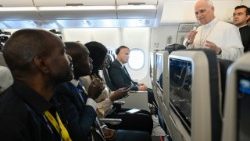 Papa Leone XIV nel rispondere ai giornalisti sul volo