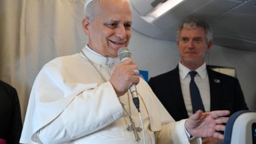 Papež k novin&aacute;řům: O papeži Františkovi, angolsk&eacute;m kardin&aacute;lovi a spolupr&aacute;ci mezi c&iacute;rkv&iacute; a st&aacute;tem