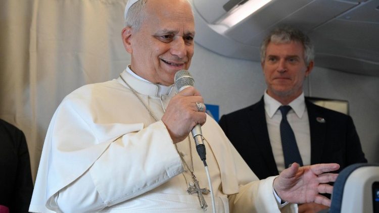 O Papa durante a conversa com os jornalistas no avi&atilde;o que o levou &agrave; Guin&eacute; Equatorial