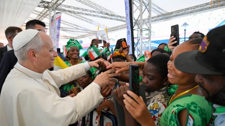 Le&atilde;o XIV durante visita ao Hospital Psiqui&aacute;trico “Jean Pierre Olie” em Malabo