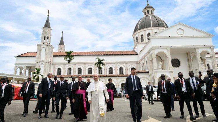 Papež před katedr&aacute;lou v Mongomu