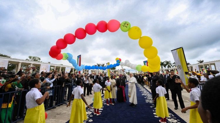 V&iacute;t&aacute;n&iacute; papeže před katedr&aacute;lou v Mongomu