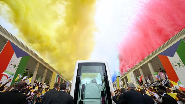 Barevn&eacute; d&yacute;movnice doprov&aacute;zej&iacute; papežů př&iacute;jezd