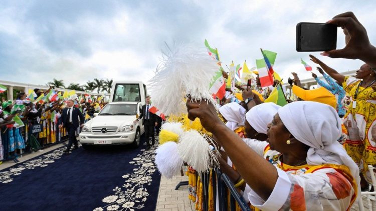 Papež přij&iacute;žd&iacute; k bazilice v Mongomu
