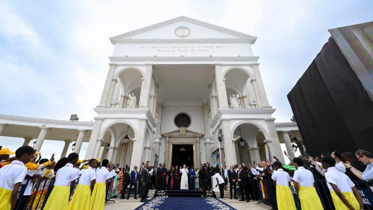 Papa Leão do lado de fora da Basílica da Imaculada Conceição, em Mongomo