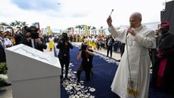 Před katedrálou v Mongomě požehnal papež základní kámen pro kostel nového hlavního města Ciudad de la Paz