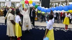 Přivítání papeže Lva před katedrálou v Mongomu, v Rovníkové Guineji, 22. dubna 2026