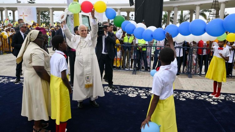 Přivítání papeže Lva před katedrálou v Mongomu, v Rovníkové Guineji, 22. dubna 2026