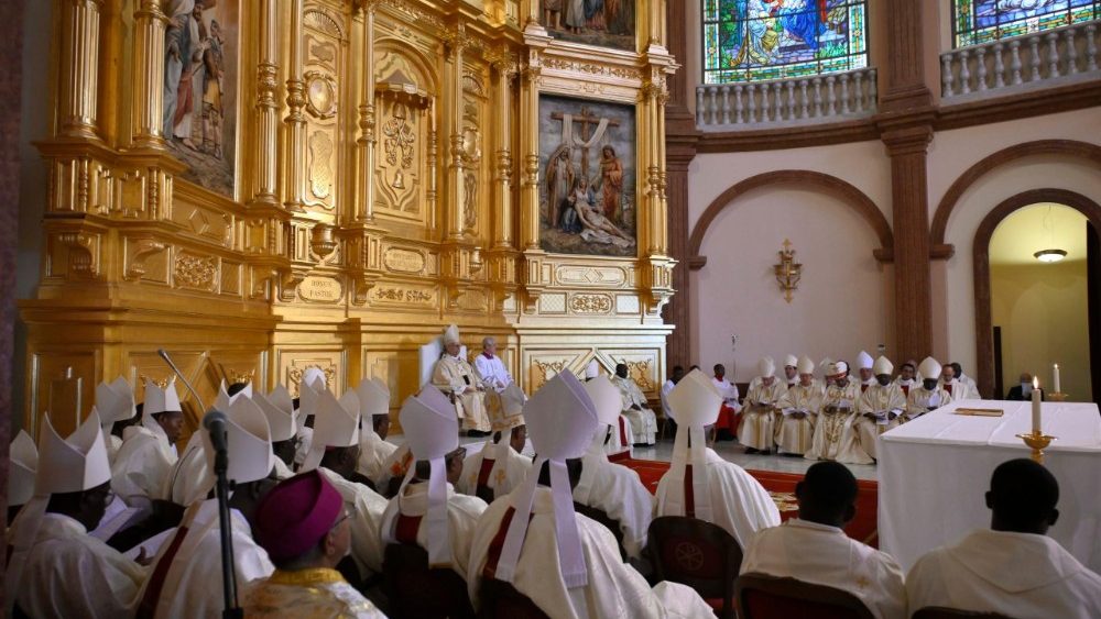 Mše svatá u baziliky Neposkvrněného početí v Mongomu, 22. 4. 2026