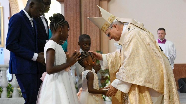 Obětn&iacute; průvod při mši svat&eacute; v Mongomu, 22. dubna 2026