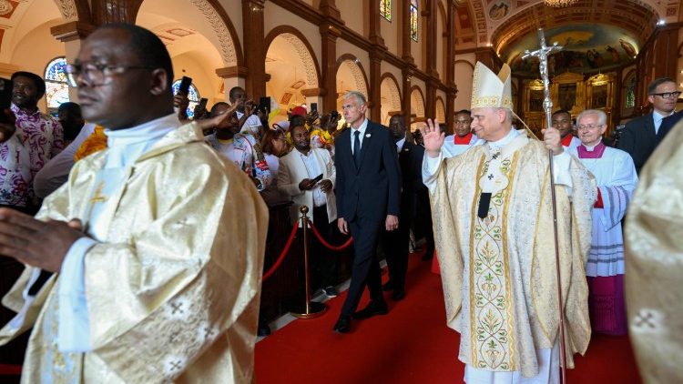 Papež v katedr&aacute;le v Mongomu