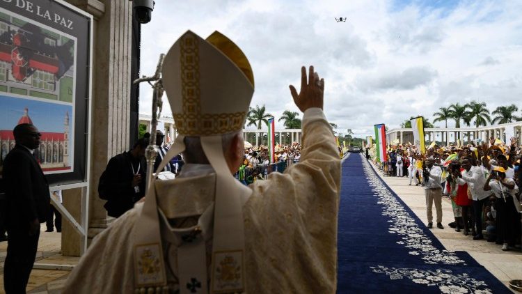 Papež zdrav&iacute; shrom&aacute;žděn&iacute; před katedr&aacute;lou v Mongomu