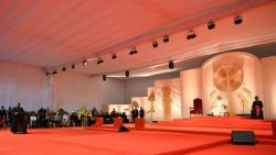 البابا لاوُن الرابع عشر يلتقي الشباب والعائلات في استاد باتا في إطار زيارته الرسولية إلى غينيا الاستوائية