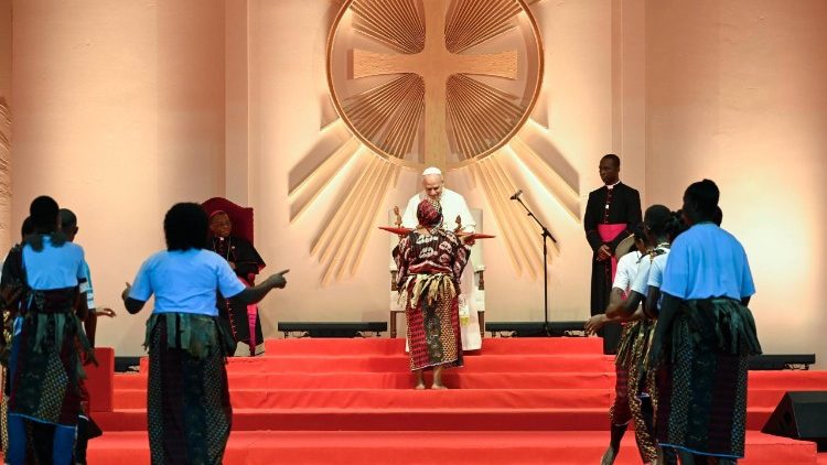 Mlad&iacute; lid&eacute; přin&aacute;šej&iacute; symbolick&eacute; předměty: hůl, s&iacute;ť, obraz ostrova, loďku, hudebn&iacute; n&aacute;stroj