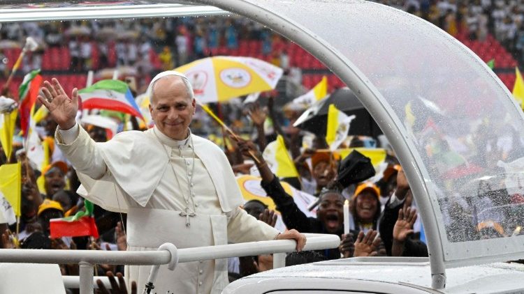 La llegada de Le&oacute;n XIV al Estadio de Bata para el encuentro con los j&oacute;venes y las familias