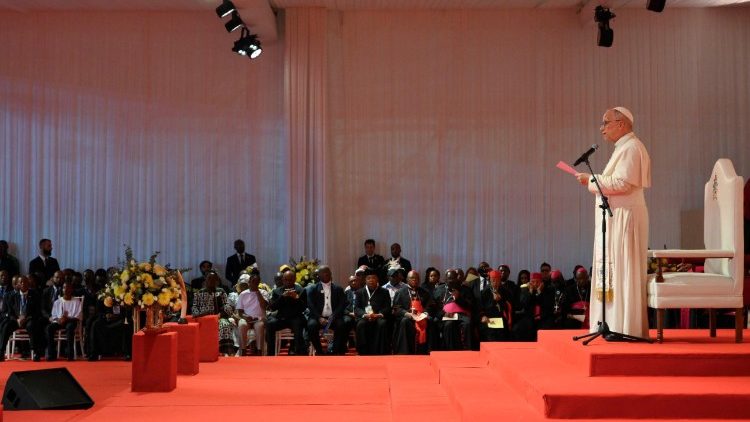 El Papa pronuncia su discurso en el gran estadio de Bata