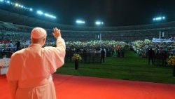 Abschied von Äquatorialguinea: Papst Leo XIV. grüßt am Vorabend seiner Abreise die Menschen im Stadion von Bata