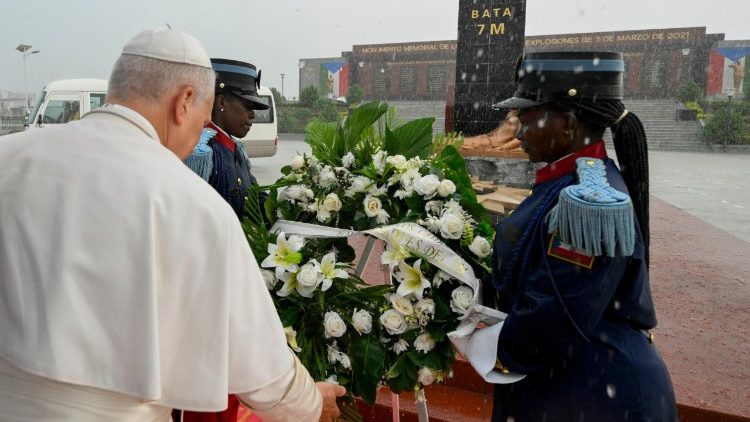 Papa diante do memorial 