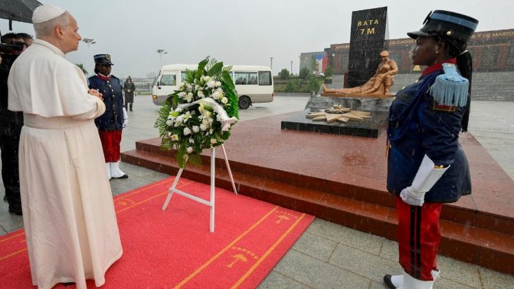 2026.04.22 Viaggio Apostolico in Guinea Equatoriale - Momento di preghiera al Monumento commemorativo delle vittime dellâ  esplosione del 7 marzo 2021
