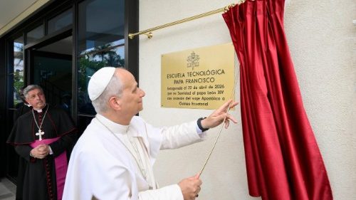 Papst weiht in &Auml;quatorialguinea Schule ein