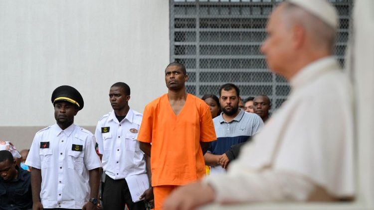 N&aacute;vštěva papeže Lva ve věznici v Rovn&iacute;kov&eacute; Guineji