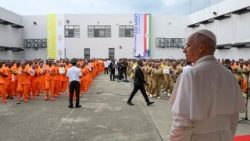 Lev XIV. na návštěvě věznice ve městě Bata, Rovníková Guinea, 22. dubna 2026