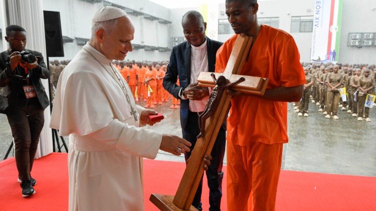 El momento de la entrega una Cruz de madera realizada por los reclusos del centro