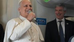 教皇レオ14世、アフリカ4カ国訪問後の帰国便機内で　2026年4月23日