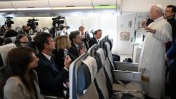 Papst Leo XIV. vor den Journalisten im Flieger nach Rom
