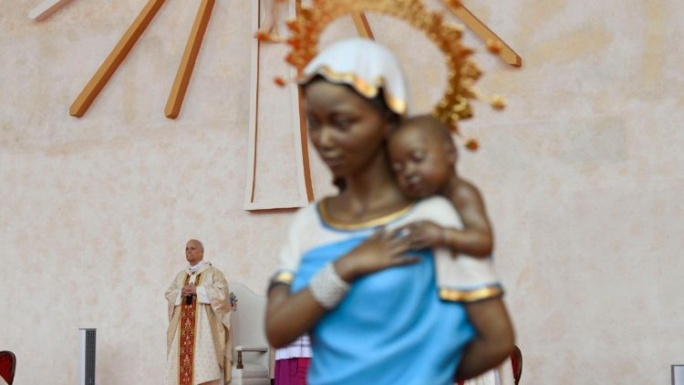 Voyage apostolique en Guin&eacute;e &eacute;quatoriale - Messe au stade de Malabo