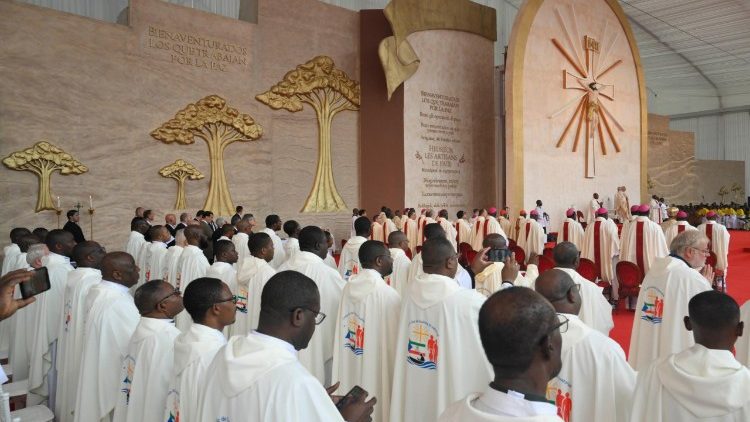 I sacerdoti sull'altare allestito nello stadio di Malabo