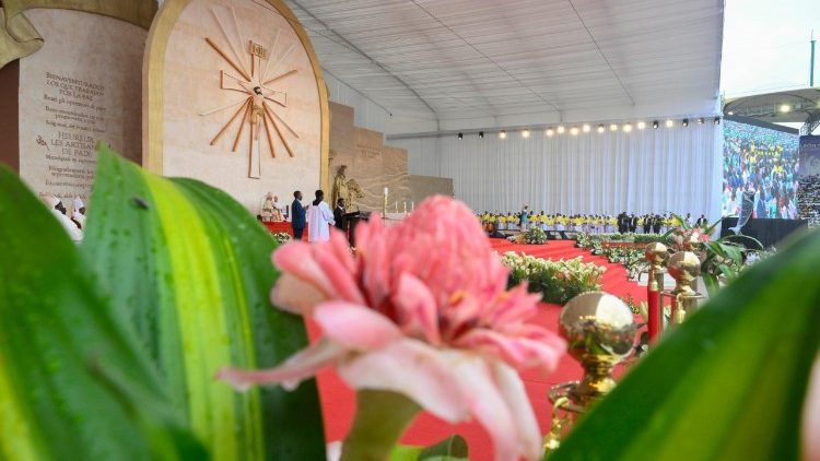 El escenario preparado en el estadio de Malabo para la Misa del Papa