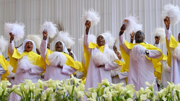 Liturgick&eacute; zpěvy a gesta sboru při mši v Malabu