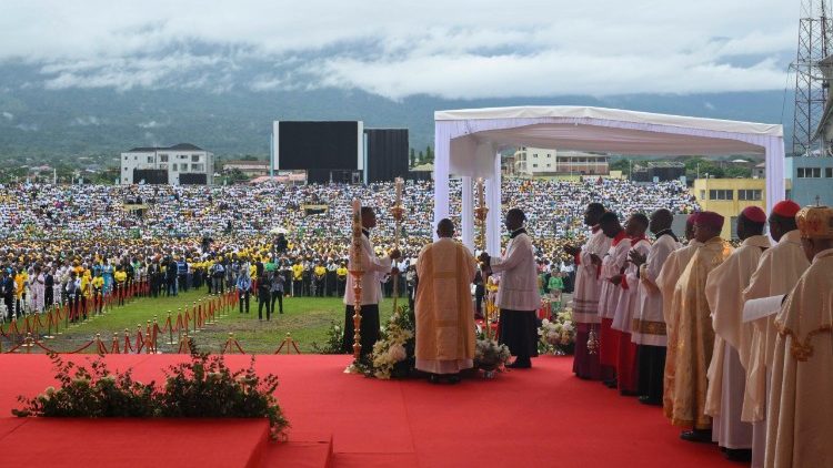 Podle m&iacute;stn&iacute;ch zdrojů se bohoslužby &uacute;častn&iacute; 35 tis&iacute;c lid&iacute;