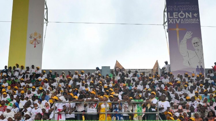 Bohoslužba v Malabu prob&iacute;h&aacute; na městsk&eacute;m stadionu