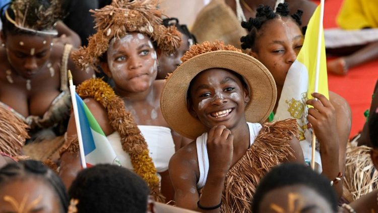 Los fieles presentes en el estadio de Malabo