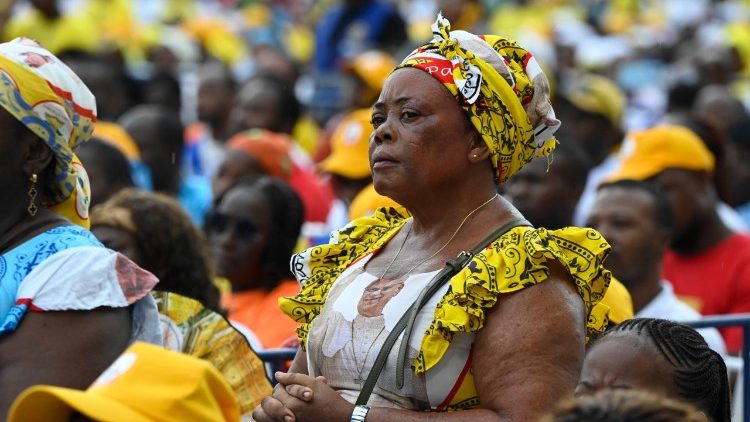 Fiéis na missa em Malabo