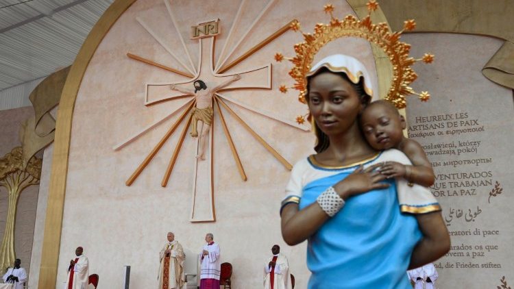 Viagem Apost&oacute;lica &agrave; Guin&eacute; Equatorial - Santa Missa no Est&aacute;dio de Malabo