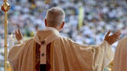 El Papa en la misa en el estadio de Malabo