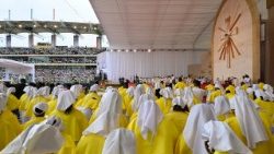Akiwa njiani kurejea mjini Vatican, Baba Mtakatifu Leo XIV amepata nafasi ya “kuchonga” na waandishi 70 walioko kwenye msafara wake  kuhusu hija yake ya kitume Barani Afrika