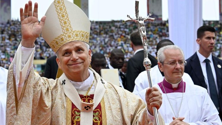 El Papa Le&oacute;n saluda a los fieles presentes en el estadio de Malabo 
