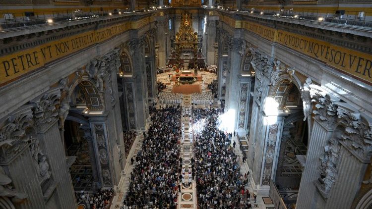 Bas&iacute;lica de San Pedro en la Misa de ordenaci&oacute;n