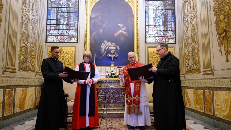Beim gemeinsamen Gebet in der Kapelle Urban VIII. - links im Bild Matthias Grebe, rechts Martin Browne