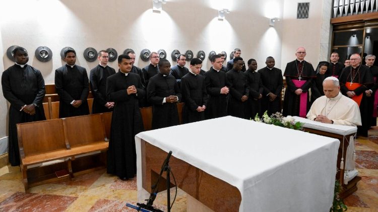 Il Papa sosta in preghiera nella cappella della Pontificia Accademia Ecclesiastica